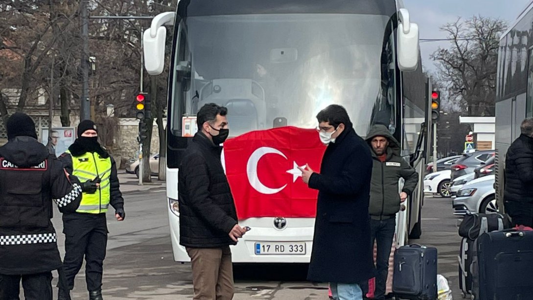Sayın Büyükelçimizin Liderliğinde, Ukrayna'dan Tahliye Olan Vatandaşlarımızı Türkiye'ye Yolcu Ettik.